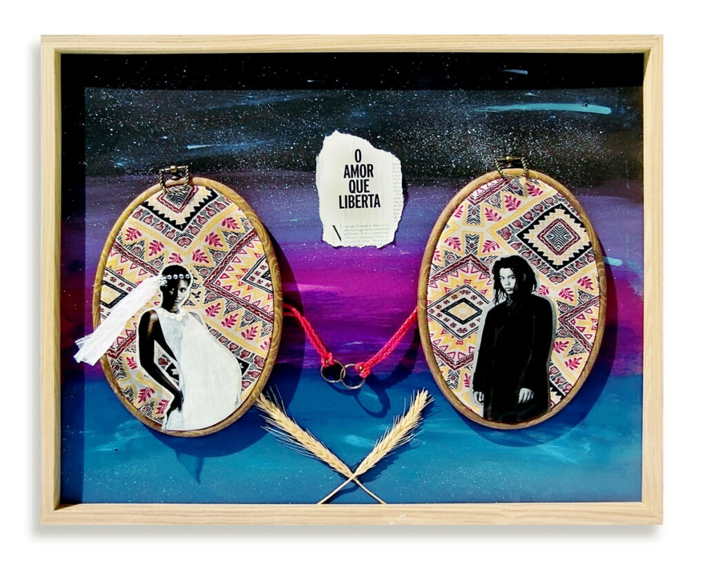 Obra de arte de Carolina Castro - RELICÁRIO, 2024 - Assemblage sob mdf, recortes de revista, bastidores de costura, tecido, renda, "pérolas e cristais", ramos de trigo, acrílica, elos de metal, corda de corine - materiais diversos