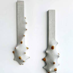 Obra de arte de Julio Primeiro - Amélia, 2024 - Madeira, tecido, resina e materiais diversos
