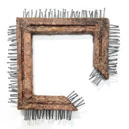 Obra de arte de Krika Paskim - Home I, 2024 - Madeira, fibra de bananeira e pregos