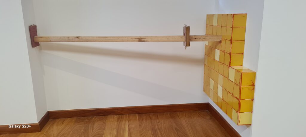 Obra de arte de Luiz Martins - tempos negros, 2024 - Azulejos, madeira e livros