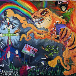 Obra de arte de Olivia Hydell - O Apocalipse Moderno, 2024 - Tinta acrílica, guache, aquarela e diversos materiais sob tecido de tela