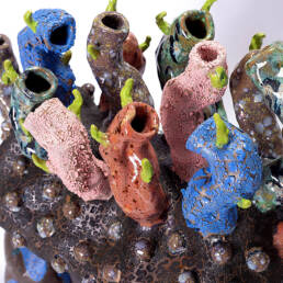 Obra de arte de Yasmin Sayuri - Colônia de Obélias, 2024 - Cerâmica