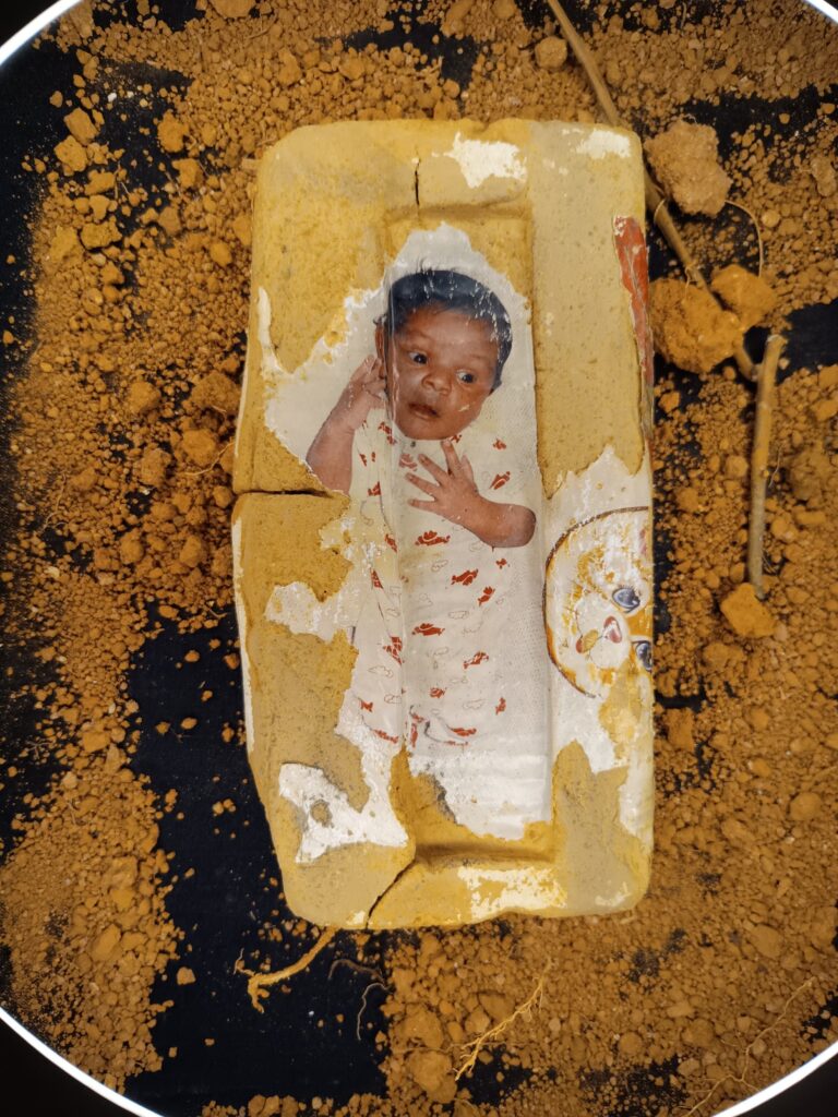 Obra de arte de Josemar Blures de Souza Dias - Relicário de infância  - Escultura de barro e fotografia