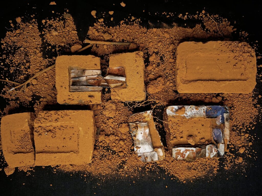 Obra de arte de Josemar Blures de Souza Dias - Obra do tempo - Instalação: escultura de barro e fragmentos fotográficos