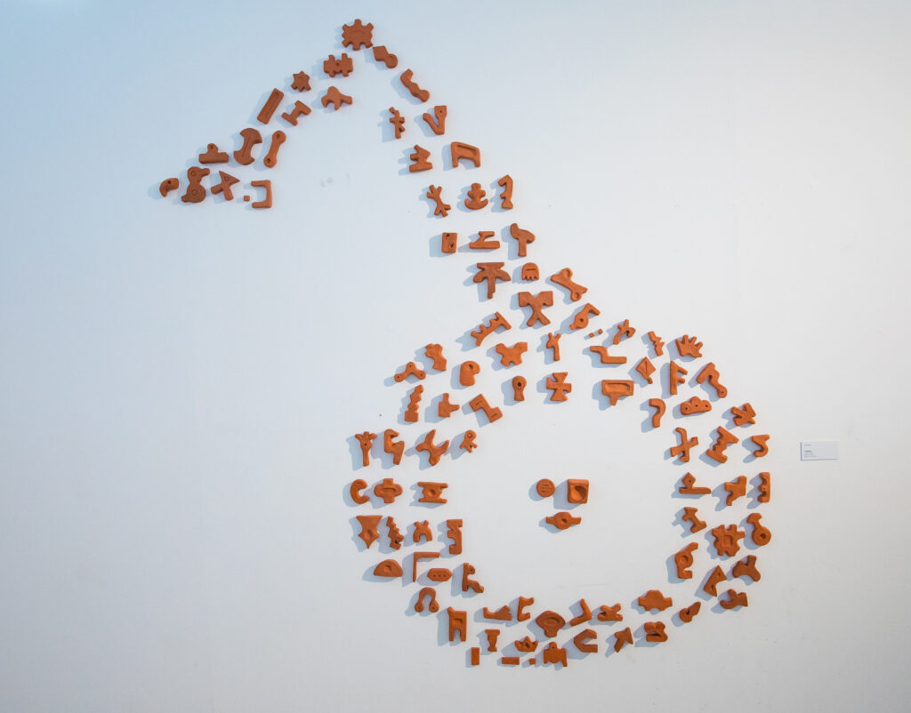 Obra de arte de Enzo Arcad - A Presença (2024)  - Instalação de cerâmica/ argila terracota