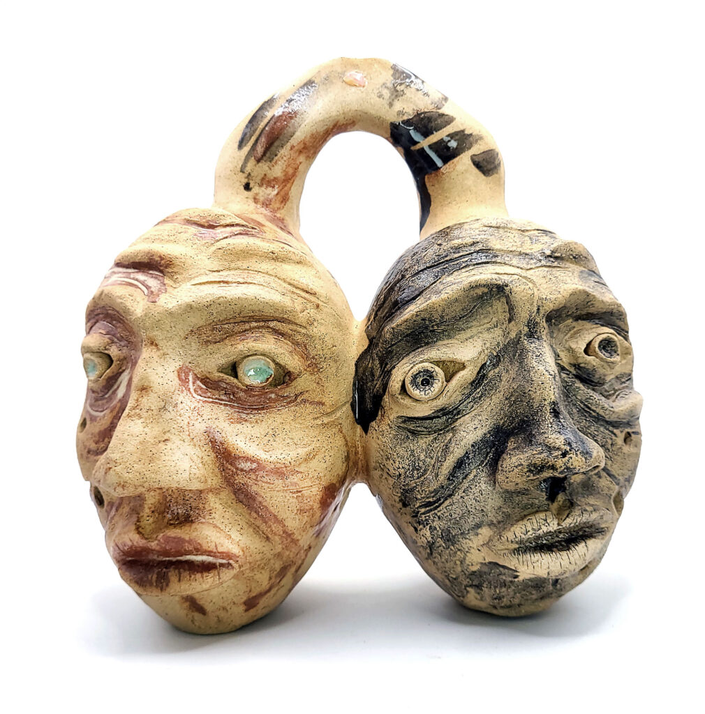 Obra de arte de 3olhos - Fôlego Caboclo, 2024 - Massa marfim e esmaltes cerâmicos, com lasca de pedra ágata incrustrada.