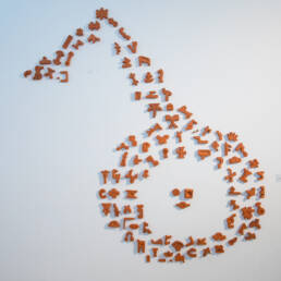 Obra de arte de Enzo Arcad - A Presença (2024)  - Instalação de cerâmica/ argila terracota  