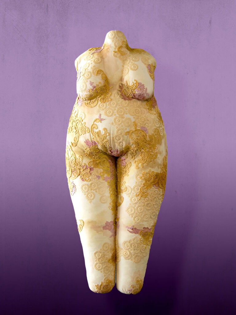 Obra de arte de Thais Borducchi - Farta, 2024 - Tecido, fibra siliconada e tinta para tecido