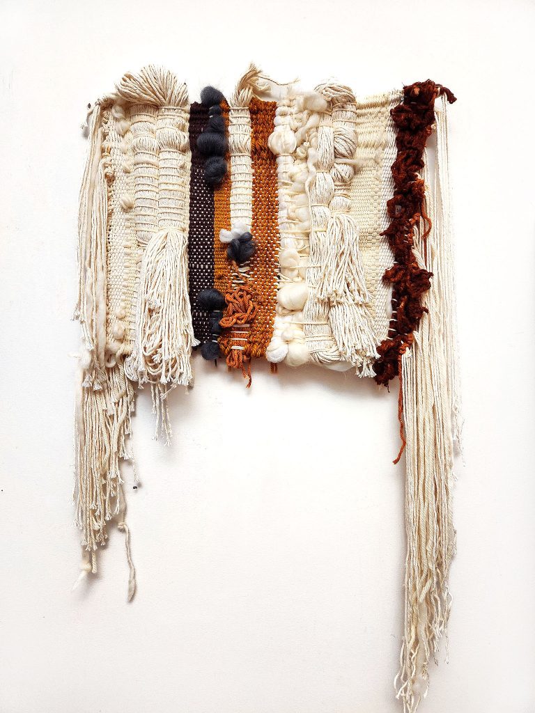 Obra de arte de Julia Pimenta Cardoso - Carrego as dunas nos fios, 2023 - Tapeçaria no tear de pente liço, com lã, barbante e tingimento natural