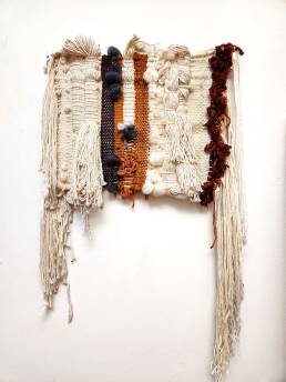 Obra de arte de Julia Pimenta Cardoso - Carrego as dunas nos fios, 2023 - Tapeçaria no tear de pente liço, com lã, barbante e tingimento natural