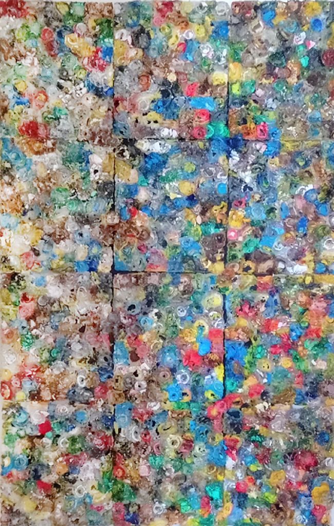 Obra de arte de Gilberto Marques - Pele, 2024 - Escultura (plástico moldado a quente – 720 potes de plástico fundidos em placas de 30 x 35 x 1cm, madeira e placa de papelão)